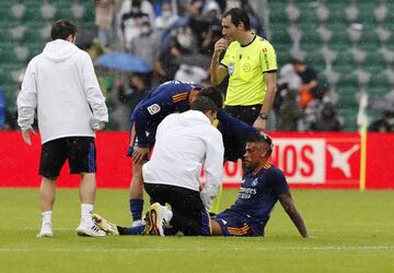 El jugador del Real Madrid ha sufrido una aparatosa caída durante el partido de liga ante el Elche, que le ha supuesto una rotura en la nariz que le hará pasar por el quirófano.