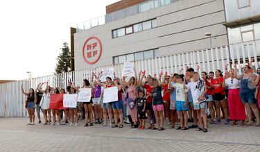 Con tarjetas rojas y pancartas reivindicativas los manifestantes piden la dimisión del presidente de la RFEF, Luis Rubiales.