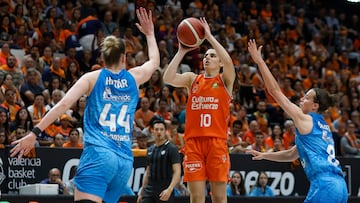 La jugadora del Valencia Basket Leticia Romero (c) tira a canasta ante Bernadette Hatar (i), del Perfumerías Avenida, durante la final de la Liga Femenina de baloncesto disputada este domingo en el pabellón de la Fuente de San Luis de Valencia.