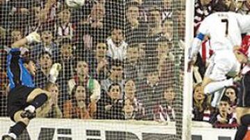 <b>SU ÚLTIMO TANTO</B>. Raúl hizo su último gol en San Mamés el pasado 20 de marzo.