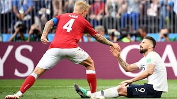 France&#039;s forward Olivier Giroud (L) is helped by Denmark&#039;s defender Simon Kjaer to stand up during the Russia 2018 World Cup Group C football match between Denmark and France at the Luzhniki Stadium in Moscow on June 26, 2018. / AFP PHOTO / FRAN