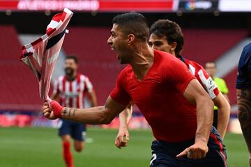 Luis Su¨¢rez celebra el 2-1 al Osasuna.