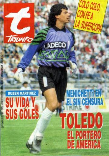 Ídolo en Universidad Católica. También jugó por La Roja. En la foto se ve su colorida vestimenta, típica de la época. 