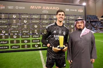 Courtois, con su MVP del partido tras su gran actuación contra el Valencia.