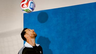 La marca deportiva ha presentado el que será el balón oficial para el Mundial 2026 el cual se disputará en Estados Unidos, México y Canadá. Cada país anfitrión está representado mediante iconografía significativa: una estrella para EE. UU., una hoja de arce para Canadá y un águila para México.