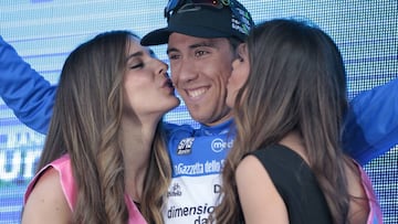 Omar Fraile recibe los honores en el podio enfundado en la maglia azzurra.