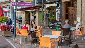 Unas personas sentadas en la terraza de un bar de Marbella (Málaga)