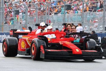 Durante el Gran Premio de Miami 2025, los 20 pilotos de F車rmula 1 desfilaron en r谷plicas a tama?o real de sus monoplazas, construidas con aproximadamente 400.000 piezas de LEGO cada una. Estas versiones el谷ctricas, con neum芍ticos Pirelli reales, alcanzaban hasta 20 km/h y fueron creadas en colaboraci車n con LEGO. El desfile reemplaz車 al tradicional cami車n de presentaci車n, ofreciendo una experiencia m芍s creativa, que gener車 entusiasmo tanto en la pista como entre los espectadores. La iniciativa busca acercar el espect芍culo de la F1 a los fans.