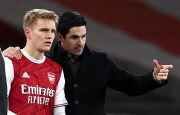 Odegaard recibe instrucciones de Arteta antes de debutar con el Arsenal.