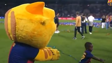 El momento viral del hermano de Lamine Yamal con la mascota del Barça del que todo el mundo habla
