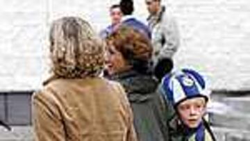 UN BERNABÉU INFANTIL. Miles de niños poblaron el sábado las gradas del Bernabéu. Arriba, Roberto Arce, presentador del programa 'Espejo Público' de Antena 3, aparece junto a su hijo, que no es esconde su madridismo.