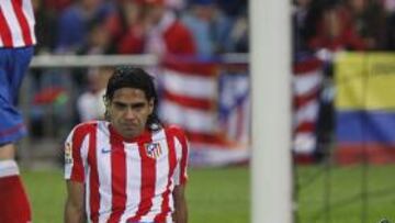 <b>DESOLACIÓN. </b>Falcao sentado en el césped del Calderón tras una ocasión desperdiciada de los rojiblancos. El Tigre volvió a marcar, pero de penalti.
