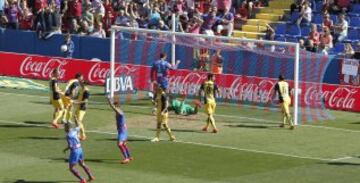 GOL 1-0 Gol de Filipe Luis en propia puerta. Sin esperárselo Filipe Luis ha visto como le golpeaba en el pecho marcándose un autogol que le da vida a la Liga. 