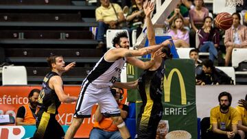 Mumbrú, ante Bogris y Doornekamp en el partido de ayer de Tenerife