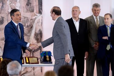 El presidente del Gobierno, Pedro Sánchez (i), saluda al exjugador de baloncesto Juan Antonio San Epifanio 'Epi' (2i).
