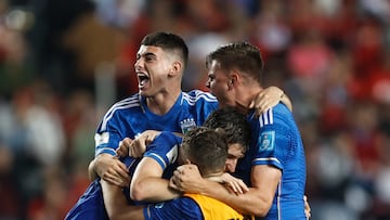 AMDEP3833. LA PLATA (ARGENTINA), 08/06/2023.- Jugadores de Italia celebran al final de un partido de las semifinales de la Copa Mundial de Fútbol sub-20 ante Corea del Sur hoy, en el estadio Diego Armando Maradona en La Plata (Argentina). EFE/ Juan Ignacio Roncoroni
