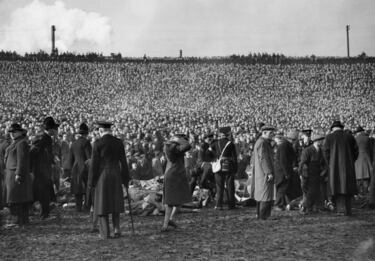 Cuando los equipos saltaban al campo, muchos pugnaban todavía por entrar en el estadio, aplastándose unos a otros. 