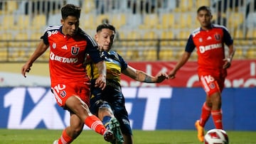 Futbol, Everton vs Universidad de Chile.
Fecha 11, campeonato Nacional 2023.
El jugador de Universidad de Chile Lucas Assadi, izquierda, marca su gol contra Everton durante el partido de primera division disputado en el estadio Sausalito de Vina del Mar, Chile.
22/04/2023
Andres Pina/Photosport
Football, Everton vs Universidad de Chile.
11th turn, 2023 National Championship.
Universidad de Chile’s player Lucas Assadi, left, scores against Everton during the first division match at the Sausalito stadium in Vina del Mar, Chile.
22/04/2023
Andres Pina/Photosport