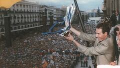 Víctor Fernández muestra la Recopa a los más de 150.000 zaragocistas que abarrotaron la plaza del Pilar para celebrar el título europeo logrado el 10 de mayo de 1995 en París frente al Arsenal.