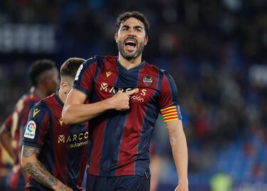 El capitán del Levante volvió a ver puerta con el equipo granota tras algo más de nueve años. Su tanto, que llegó tras recoger un rechace del larguero y con la cabeza, sirvió para vencer a un correoso Málaga. 
