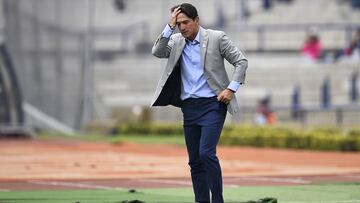 Bruno Marioni dirigiendo un partido con Pumas en el Clausura 2019.