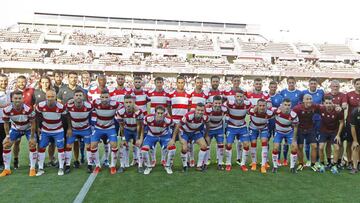 Los jugadores del Granada posan para un medio gr&aacute;fico.