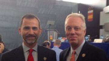 CON EL PRÍNCIPE. Don Felipe y Terrence Burns.