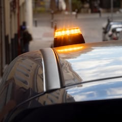 La AEPD zanja la polémica sobre la baliza V-16: “La persona que la adquiere no tiene que dar sus datos personales al adquirirlo”