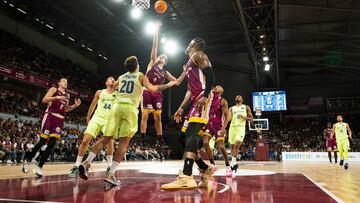 LLEIDA, 06/10/2024.- El base del Forza Lleida Rafa Villar (c) lanza a canasta a canasta durante la segunda jornada de Liga ACB que Lleida y FC Barcelona disputan este domingo en el Pabellón Barris Nord de Lleida. EFE/Álex López