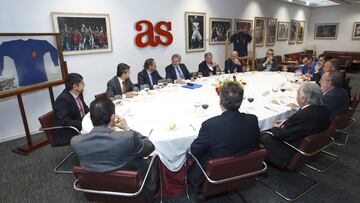 Encuentro cordial. M&eacute;ndez de Vigo, en el centro. A partir de su derecha: Juan Cant&oacute;n, Luis Nieto, Juan Guti&eacute;rrez, Tom&aacute;s Roncero, Juan Mora, Pedro Ferr&aacute;ndiz, Alfredo Rela&ntilde;o, Pablo Balb&iacute;n, Tom&aacute;s de Cos, Miguel &Aacute;ngel Vasco, Manuel Esteban, H&eacute;ctor Mart&iacute;nez y Alejandro Elortegui.