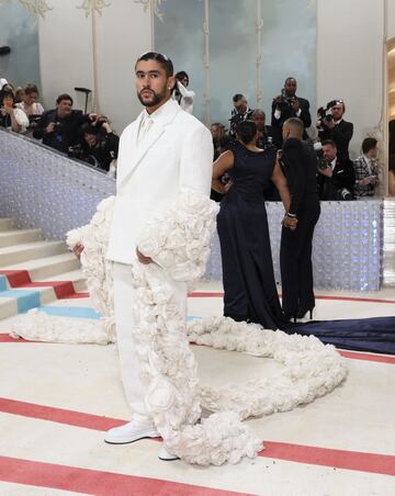 Bad Bunny un traje blanco de Jacquemus.