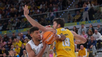LAS PALMAS DE GRAN CANARIA, 08/03/2026.- El pívot caboverdiano del Real Madrid Edy Tavares (i) intenta superar al pívot estadounidense de pasaporte esloveno del Gran Canaria Mike Tobey en el partido de Liga ACB que Dreamland Gran Canaria y Real Madrid disputan hoy domingo en el Gran Canaria Arena. EFE/Ángel Medina G.