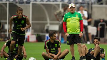 Miguel Herrera vuelve a levantar la mano para dirigir al Tricolor