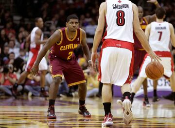 Su buen rendimiento se vio recompensado con el premio a mejor jugador novato del año, a pesar de las pocas victorias del equipo de Ohio que se quedó muy lejos de entrar en los PlayOffs. Irving en el año de su debut en un partido contra Toronto Raptors.