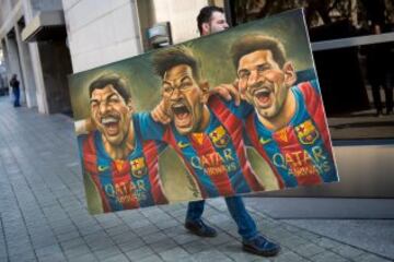Un hombre realizó esta pintura caricaturizando al tridente ofensivo del Barcelona. Luis Suárez, Neymar y Leo Messi.