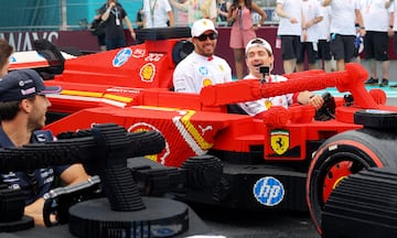 Durante el Gran Premio de Miami 2025, los 20 pilotos de Frmula 1 desfilaron en rplicas a tama?o real de sus monoplazas, construidas con aproximadamente 400.000 piezas de LEGO cada una. Estas versiones elctricas, con neumticos Pirelli reales, alcanzaban hasta 20 km/h y fueron creadas en colaboracin con LEGO. El desfile reemplaz al tradicional camin de presentacin, ofreciendo una experiencia ms creativa, que gener entusiasmo tanto en la pista como entre los espectadores. La iniciativa busca acercar el espectculo de la F1 a los fans.