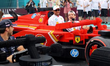 Durante el Gran Premio de Miami 2025, los 20 pilotos de Fórmula 1 desfilaron en réplicas a tamaño real de sus monoplazas, construidas con aproximadamente 400.000 piezas de LEGO cada una. Estas versiones eléctricas, con neumáticos Pirelli reales, alcanzaban hasta 20 km/h y fueron creadas en colaboración con LEGO. El desfile reemplazó al tradicional camión de presentación, ofreciendo una experiencia más creativa, que generó entusiasmo tanto en la pista como entre los espectadores. La iniciativa busca acercar el espectáculo de la F1 a los fans.