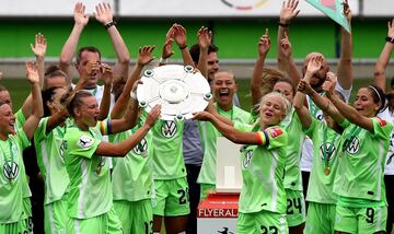 Alexandra Popp y Pernille Harder, rodeadas de todas sus compañeras, alzan el trofeo que acredita al Wolfsburgo como campeón de la liga alemana femenina de fútbol. En el último partido, disputado en el AOK Stadion, el Wolfsburgo se impuso por 5-0 al Bayer Leverkusen. Su próximo objetivo, la Champions League.