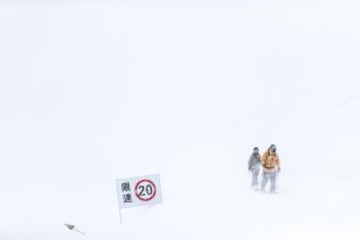 La expedición se encontró con un clima duro en las montañas de Changbai que les recibió con tormentas y ventiscas con rachas de más de 100 km/h.