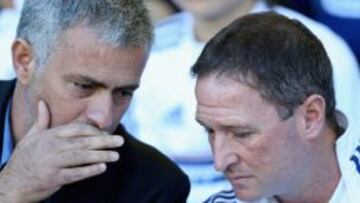 José Mourinho habla con Steve Holland durante un partido del Chelsea este mes de septiembre.