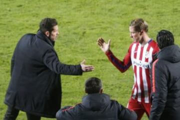 Torres shakes hands with Diego Simeone.