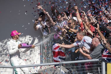 Fue una victoria luchada frente a Vettel en la que, pese a que tan solo necesitó seis vueltas para devolverle el adelantamiento en pista al alemán, terminó siendo la estrategia lo que le dio el triunfo. El británico optó por cuidar neumáticos, se ahorró una parada y terminó viendo la bandera a cuadros con un margen superior a los diez segundos.