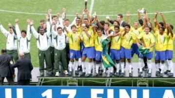 En 2003 (campeón Brasil) se amplió la cantidad de participantes: Ahí se comenzó a jugar con 24; antes con 16.