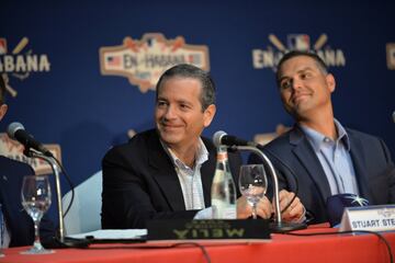 El dueño del equipo Tampa Bay Rays, Stuart Stemberg, participa de una rueda de prensa sobre el partido contra el equipo de Cuba. 