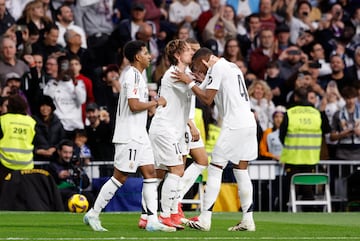 Latigazo de volea del croata tras el rechace de un crner que entra por la escuadra. El baln le lleg en la frontal y no se lo pens. Modric control y dispar de volea. Hasta Bellingham se puso de pie en el palco para celebrarlo. El Bernabu core su nombre.