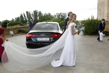 Sandra Jiménez llegando a la iglesia. 