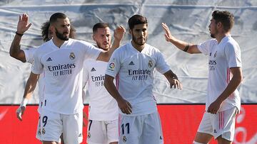 Real Madrid's French forward Karim Benzema (L) celebrates with teammates after scoring his team's second goal during the Spanish League football match between Real Madrid and SD Huesca at the Alfredo Di Stefano stadium in Valdebebas, northeaster