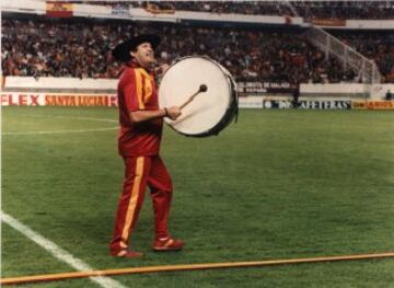 Todos tenemos en nuestra memoria un seguidor infatigable. Desde 1979 acompaña a la Selección Española de fútbol por todo el mundo con su camiseta de la selección, su enorme boina y su característico bombo.