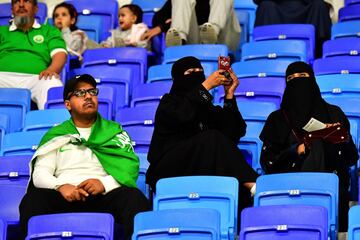 Gran ambiente en el Maktoum Bin Rashid Al-Maktoum Stadium de Dub¨¢i.