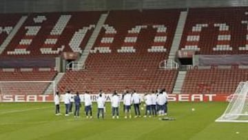 <b>PARA VALIENTES. </b>El Valencia se entrenó ayer en el Britannia Stadium, campo en el que parece que se haya parado el tiempo, por el estilo de juego del Stoke City y porque se respira el ambiente de fútbol puro, algo que sólo pueden recrear los ingleses.